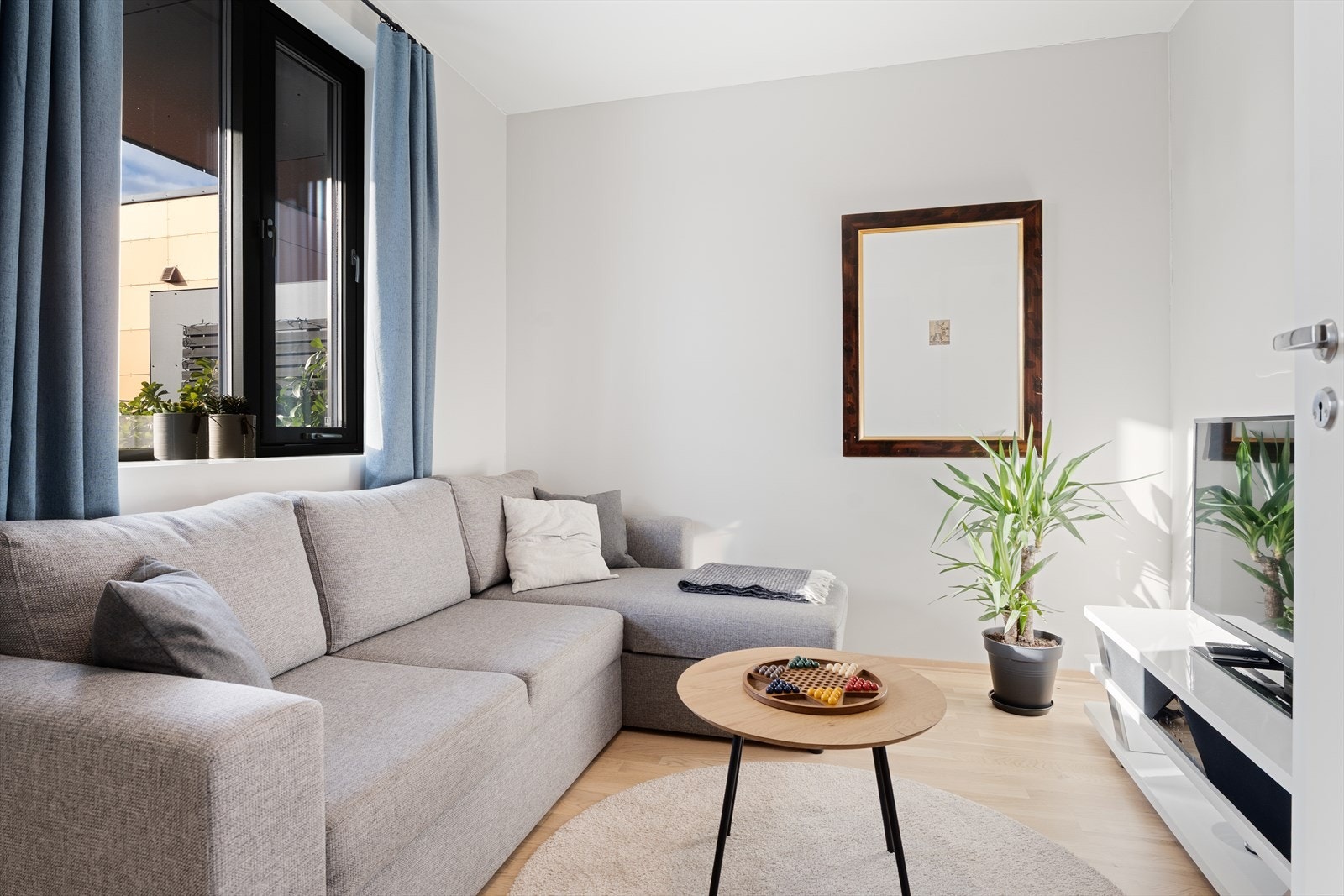 Soverom nr. 2 egner seg godt som barnerom, gjesterom, hjemmekontor eller ekstra tv-stue Galleribilde