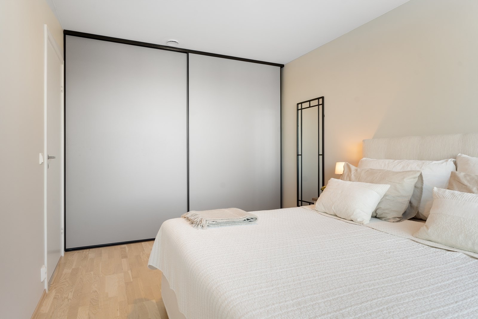 Rommet har rikelig med oppbevaringsplass i en stor skyvedørsgarderobe, samt direkte utgang til det herlige terrasseområdet Galleribilde