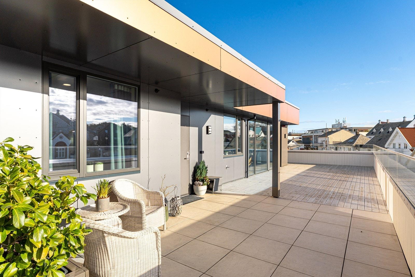 Leiligheten har et pent, overbygget inngangsparti hvor det også er plass til utemøblement Galleribilde