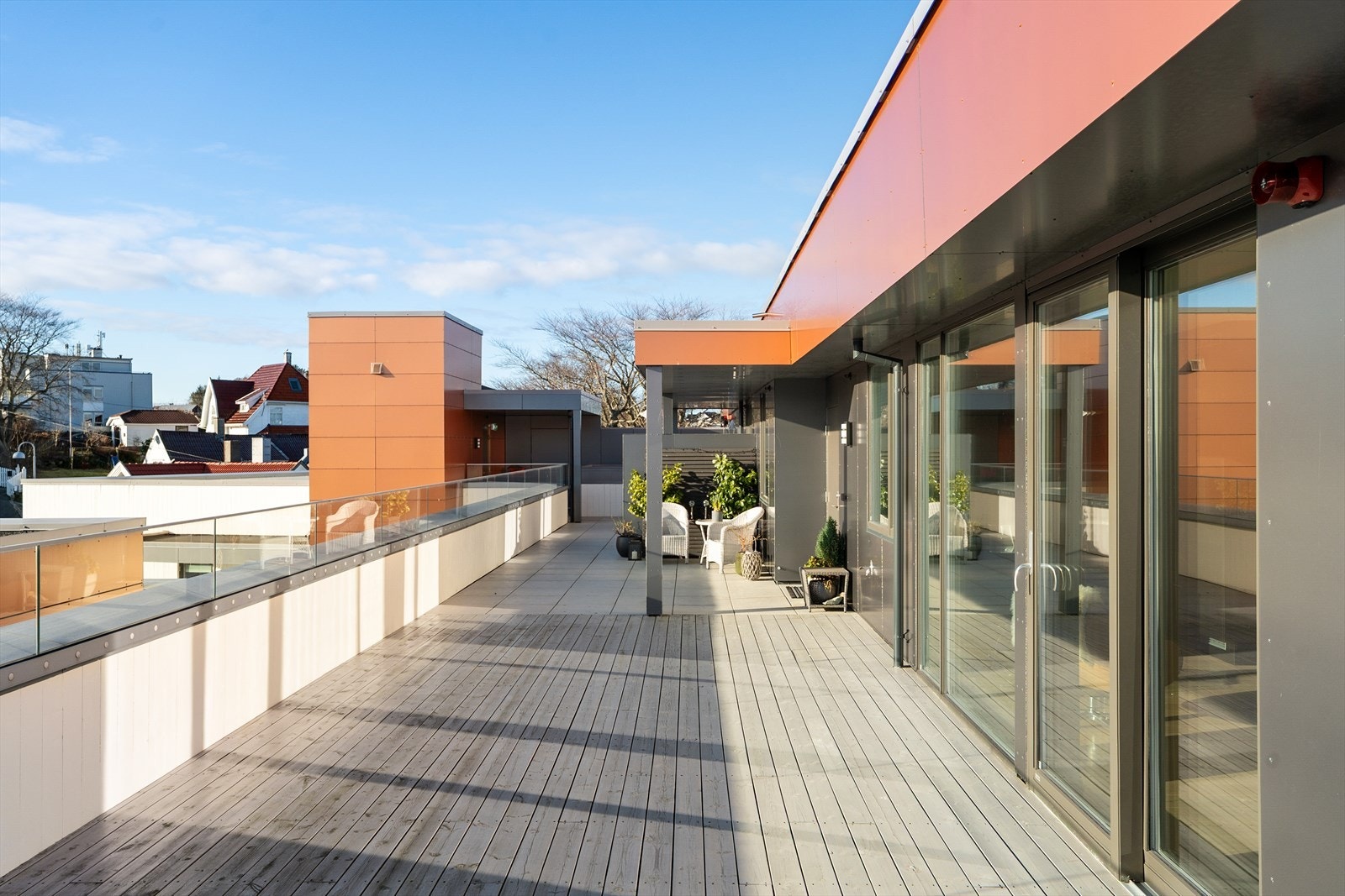 Selger opplyser at terrassen er nybeiset og rekkverket er nymalt Galleribilde