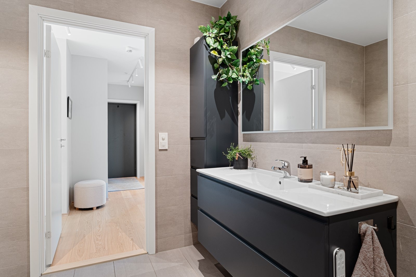 Badet er innredet med flott baderomsinnredning, vegghengt dusjtoalett og dusjnisje med glassdører - det er også opplegg for montering av badekar dersom ønskelig Galleribilde