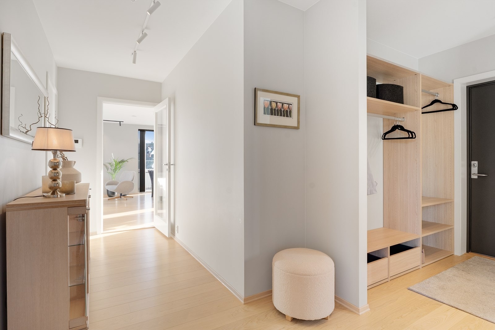 En lys og romslig gang ønsker deg velkommen inn! Galleribilde