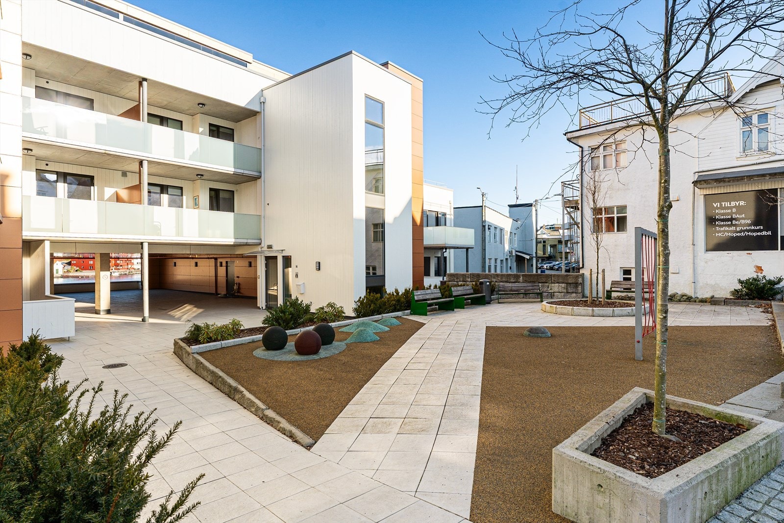 Leiligheten har enkel adkomst via heis som går til alle etasjer i bygget - en leilighet som derfor passer ypperlig for alle aldersgrupper! Galleribilde