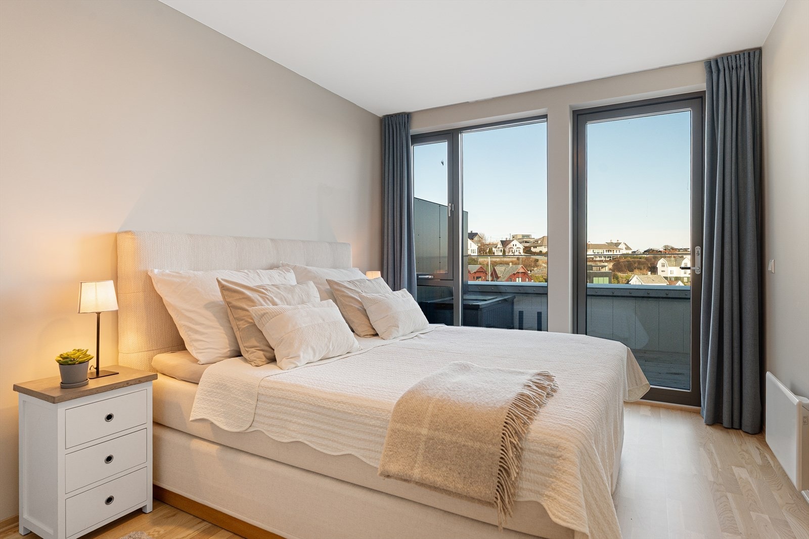 Leiligheten har totalt to pene soverom - hovedsoverommet har god plass til dobbeltseng og tilhørende nattbord Galleribilde