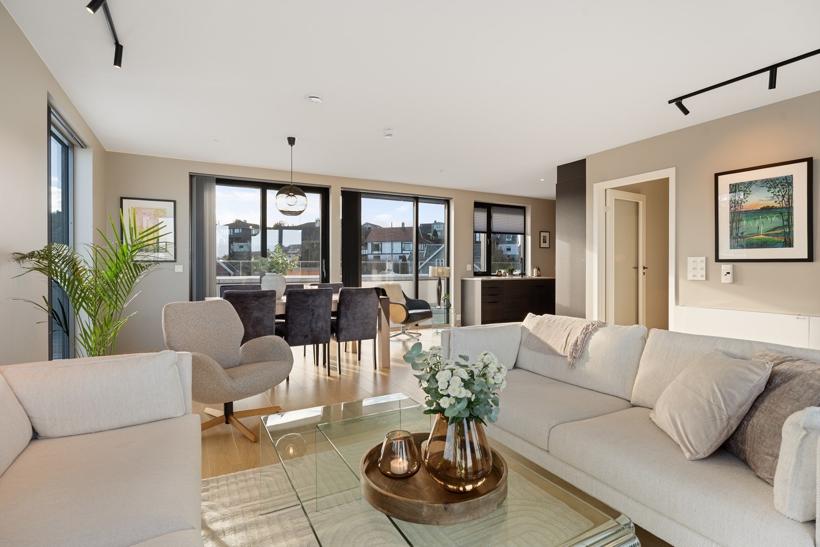 Det er gjennomgående lyse og lette fargevalg på overflatene Galleribilde