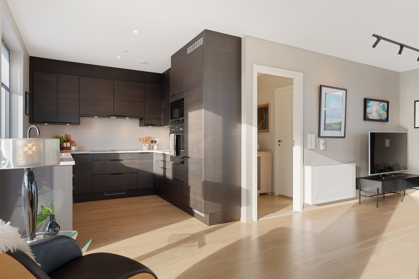 Leiligheten kan by på et lekkert og moderne Sigdal-kjøkken med god skap- og benkeplass Galleribilde