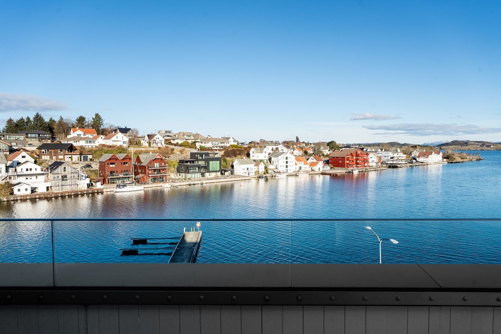 Denne nydelige utsikten kan bli din - leilighetens beliggenhet byr på fri og flott utsikt utover Vågen, Karmsundet og videre mot Fosen på motsatt side Galleribilde