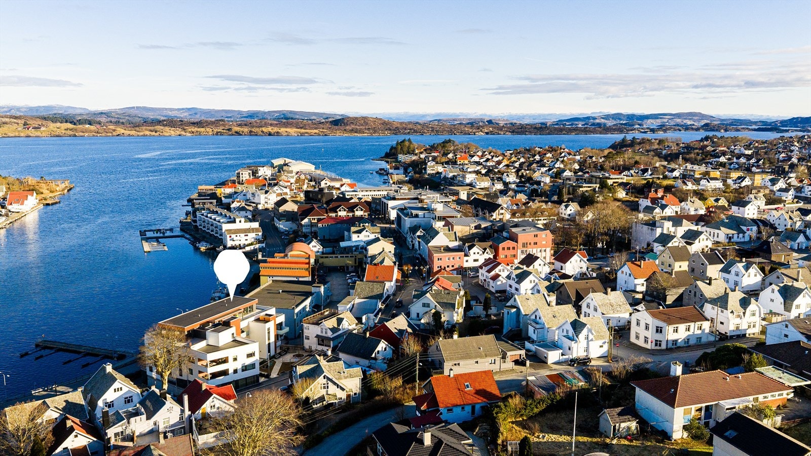 Herfra er det gangavstand til det aller meste byen har å tilby, som f.eks søndagsåpen Joker-butikk, Karmøy kino, et bredt utvalg av butikker og flere spisesteder Galleribilde
