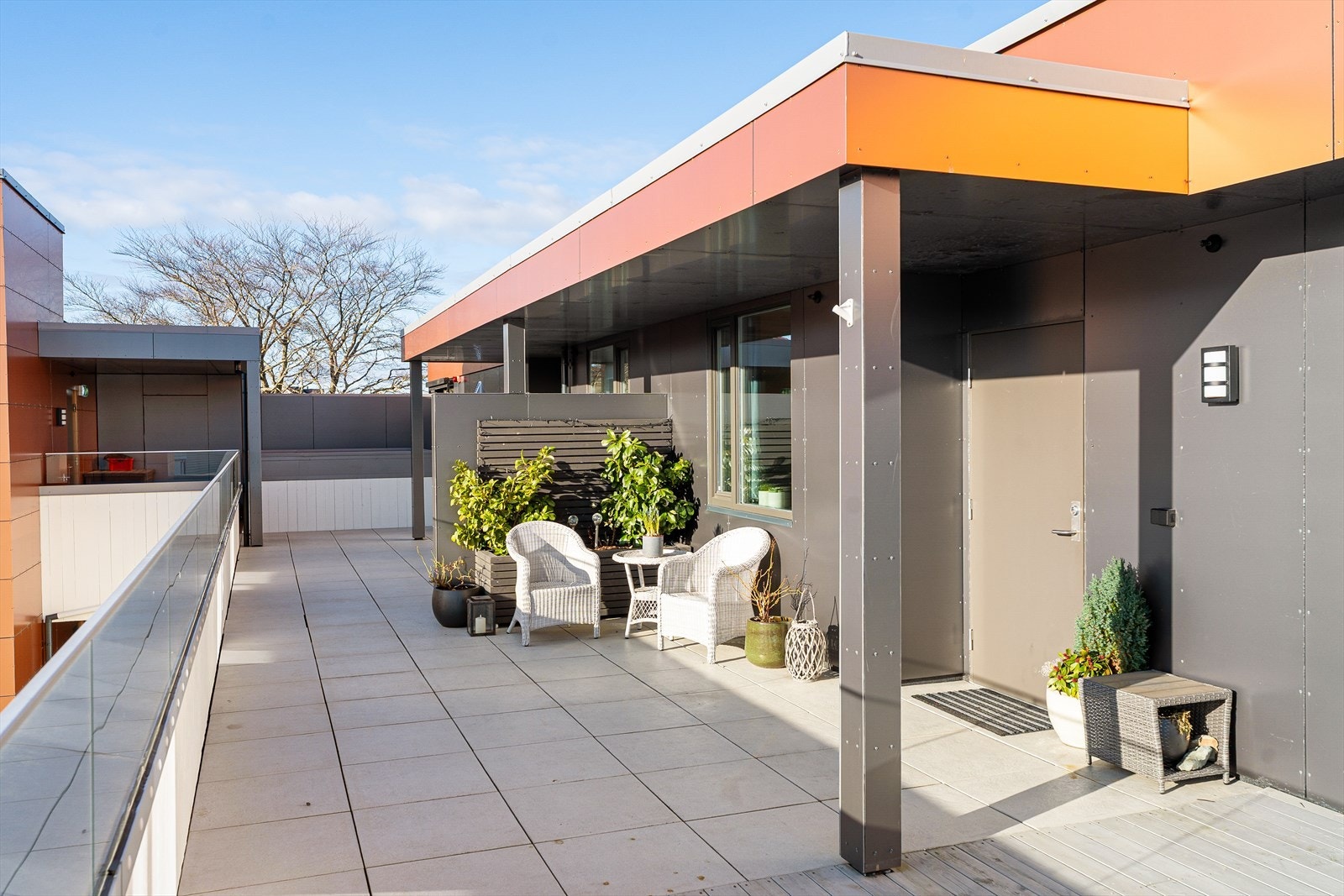 Området rundt inngangspartiet er belagt med flotte betongheller Galleribilde