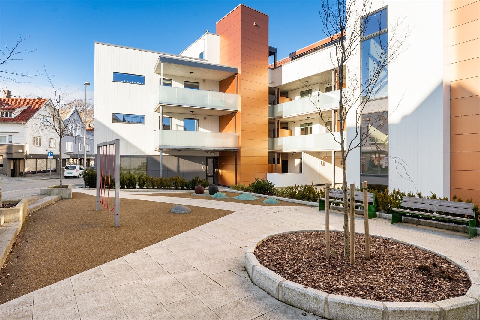 Sameiet har en felles eiet tomt som er pent opparbeidet med velholdte fellesområder og asfalterte parkeringsplasser Galleribilde