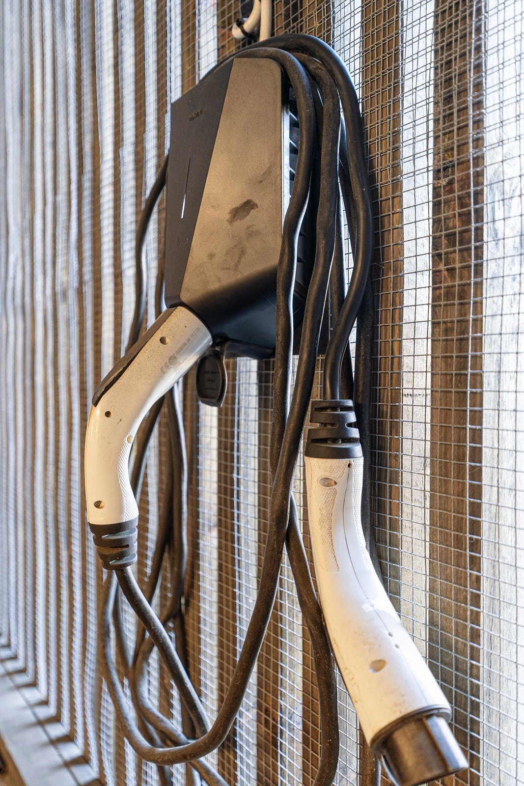 Elbillader i tilknytning til den ene parkeringsplassen som medfølger leiligheten Galleribilde