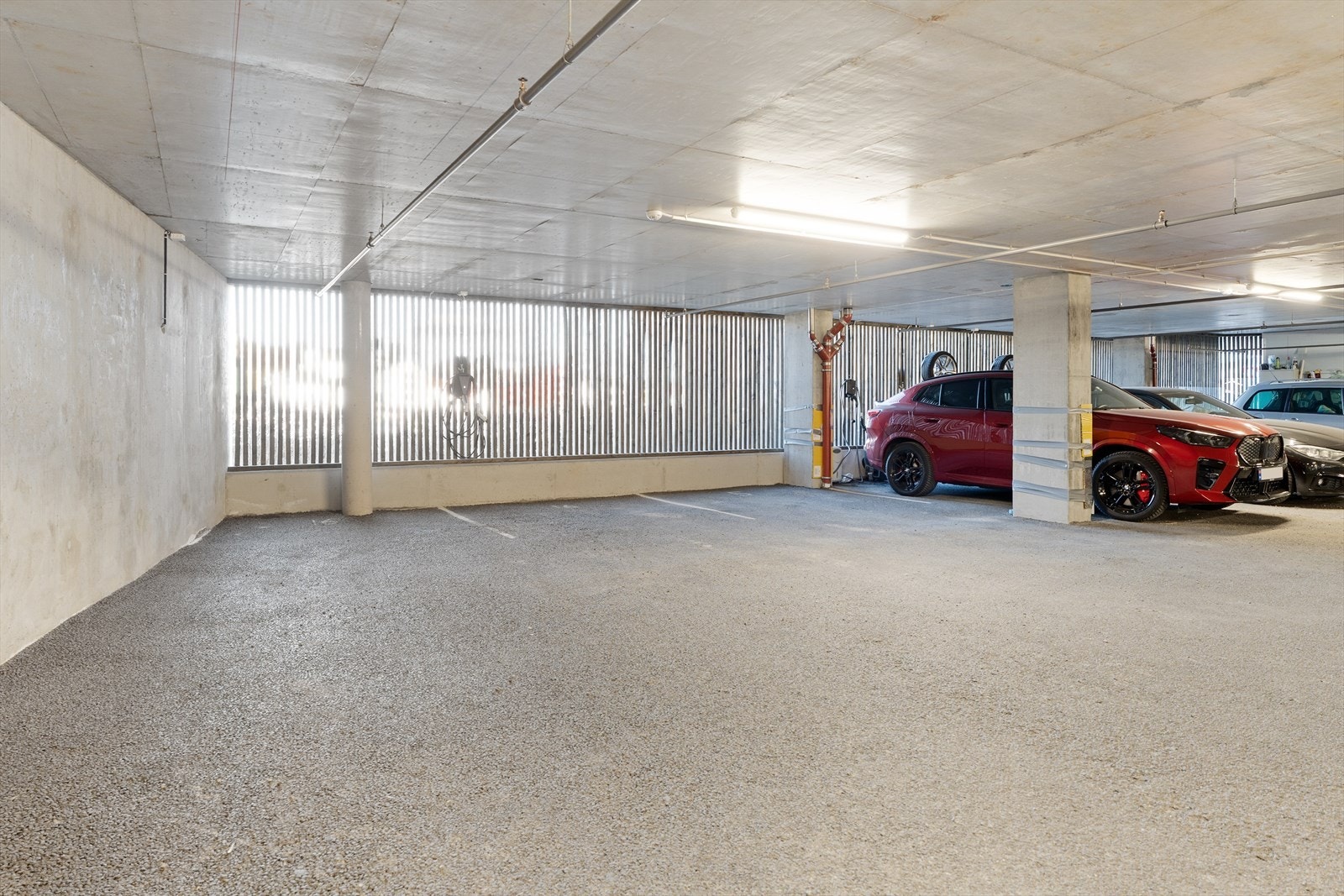 Det medfølger to garasjeplasser i felles garasjeanlegg - det er montert lader for elbil i tilknytning til den ene plassen Galleribilde