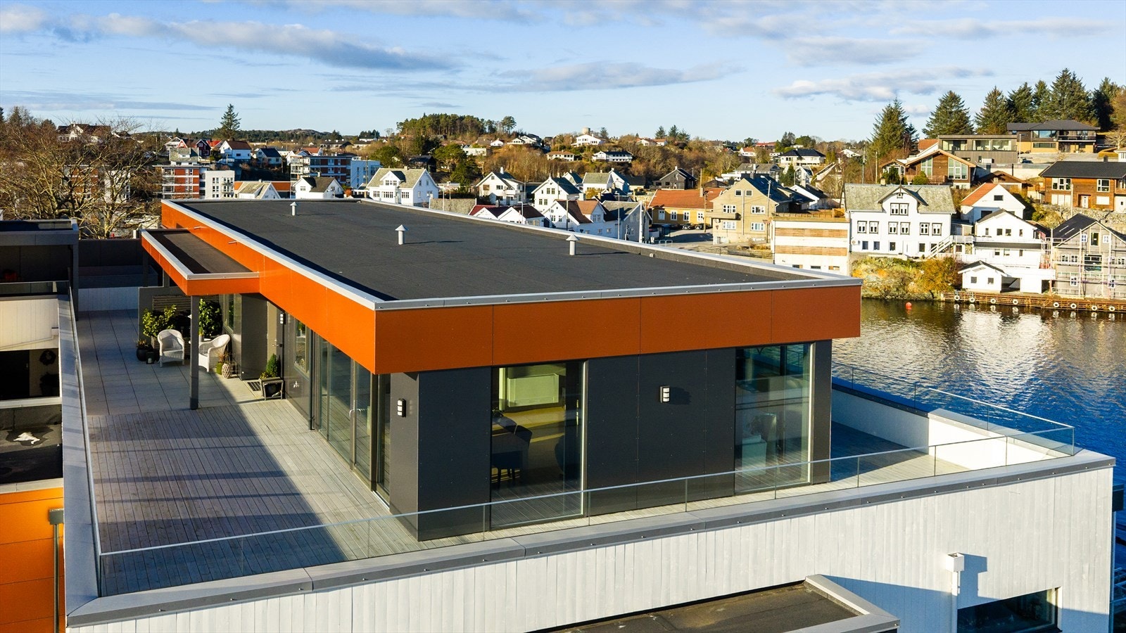 Leiligheten kan by på et fantastisk terrasseområde som strekker seg rundt tre av leiligheten sider Galleribilde