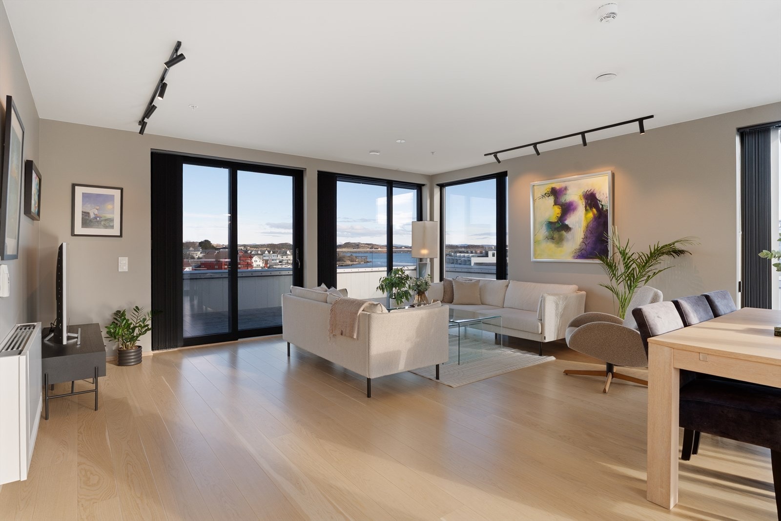 Leiligheten har parkett på gulvoverflatene, samt slette plater på vegger og i himlinger - listfri utførelse mellom vegg og himling gir et moderne og stilrent uttrykk Galleribilde