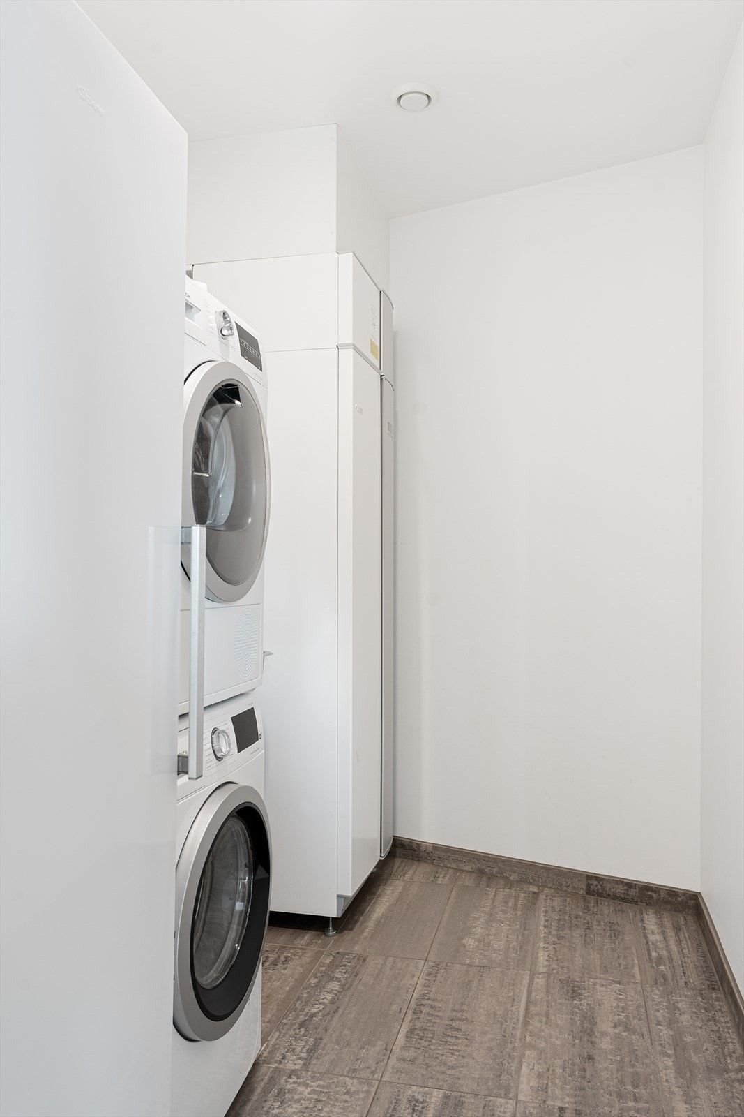 Leiligheten har også et romslig og praktisk vaskerom med slette plater på vegger og i himling, samt fliser på gulvoverflaten - gulvet er utstyrt med vannbåren gulvvarme Galleribilde