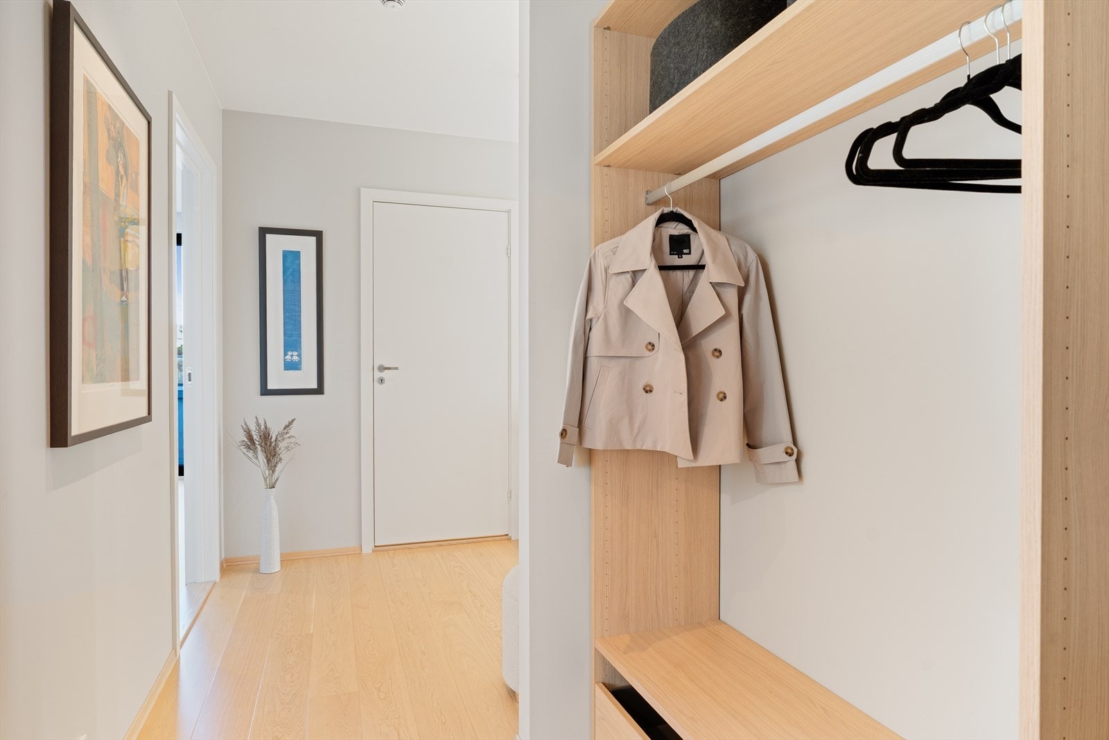 Her er det god plass til oppheng av yttertøy og oppstilling av sko Galleribilde