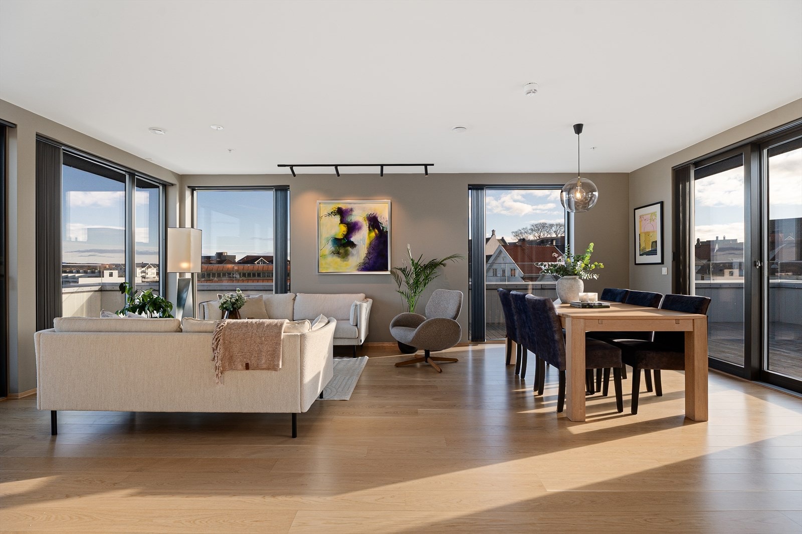 Leiligheten har en lys og åpen stue- og kjøkkenløsning med god plass til både sofagruppe og spisebord Galleribilde