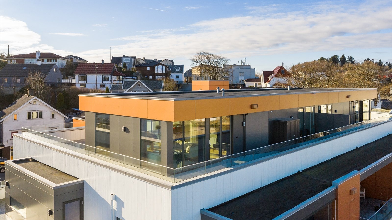 Det herlige terrasseområdet utgjør hele 117 kvm og byr på gode solforhold i usjenerte omgivelser Galleribilde