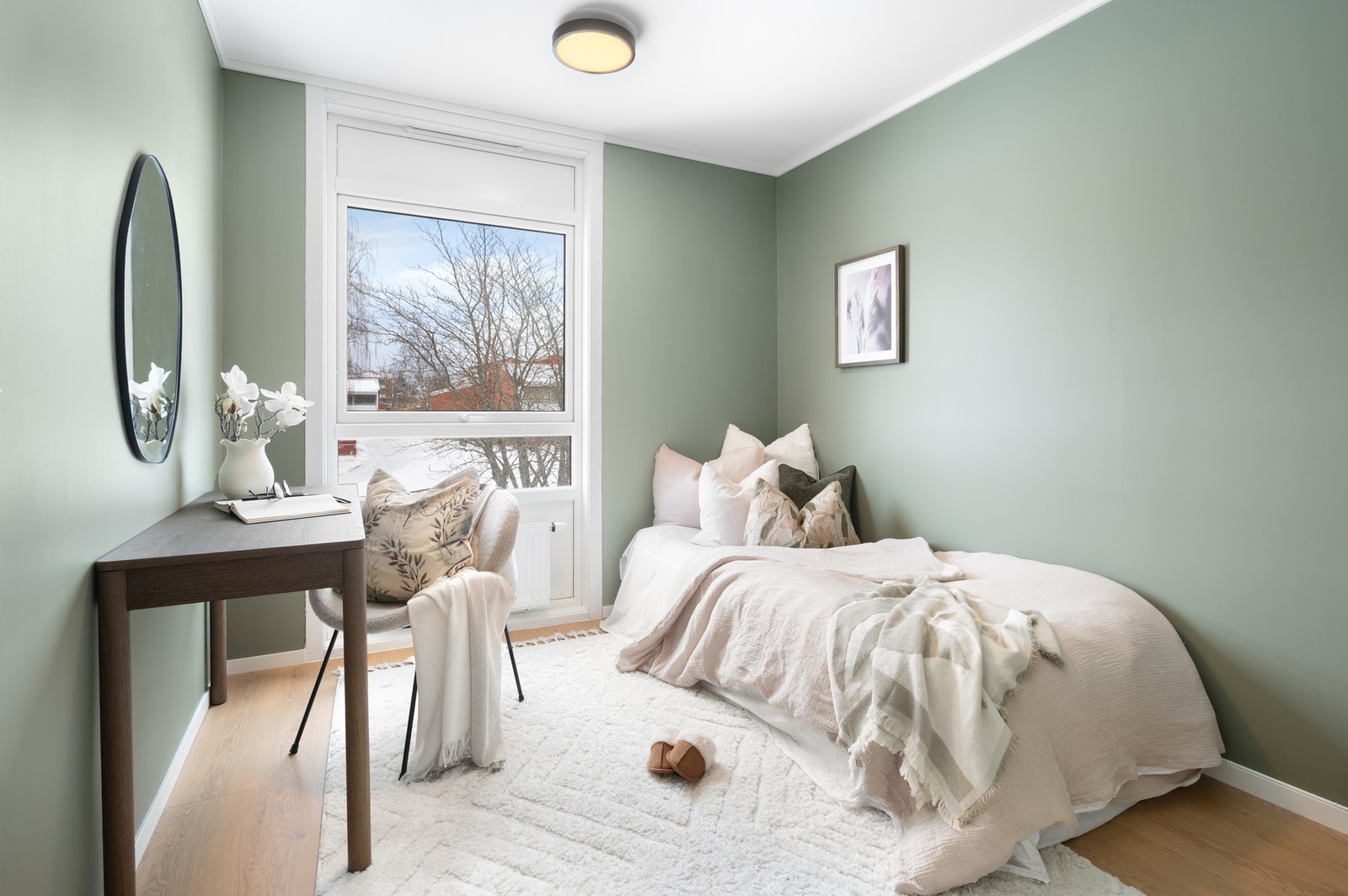 Soverom med plass til seng og tilhørende møblement. Galleribilde