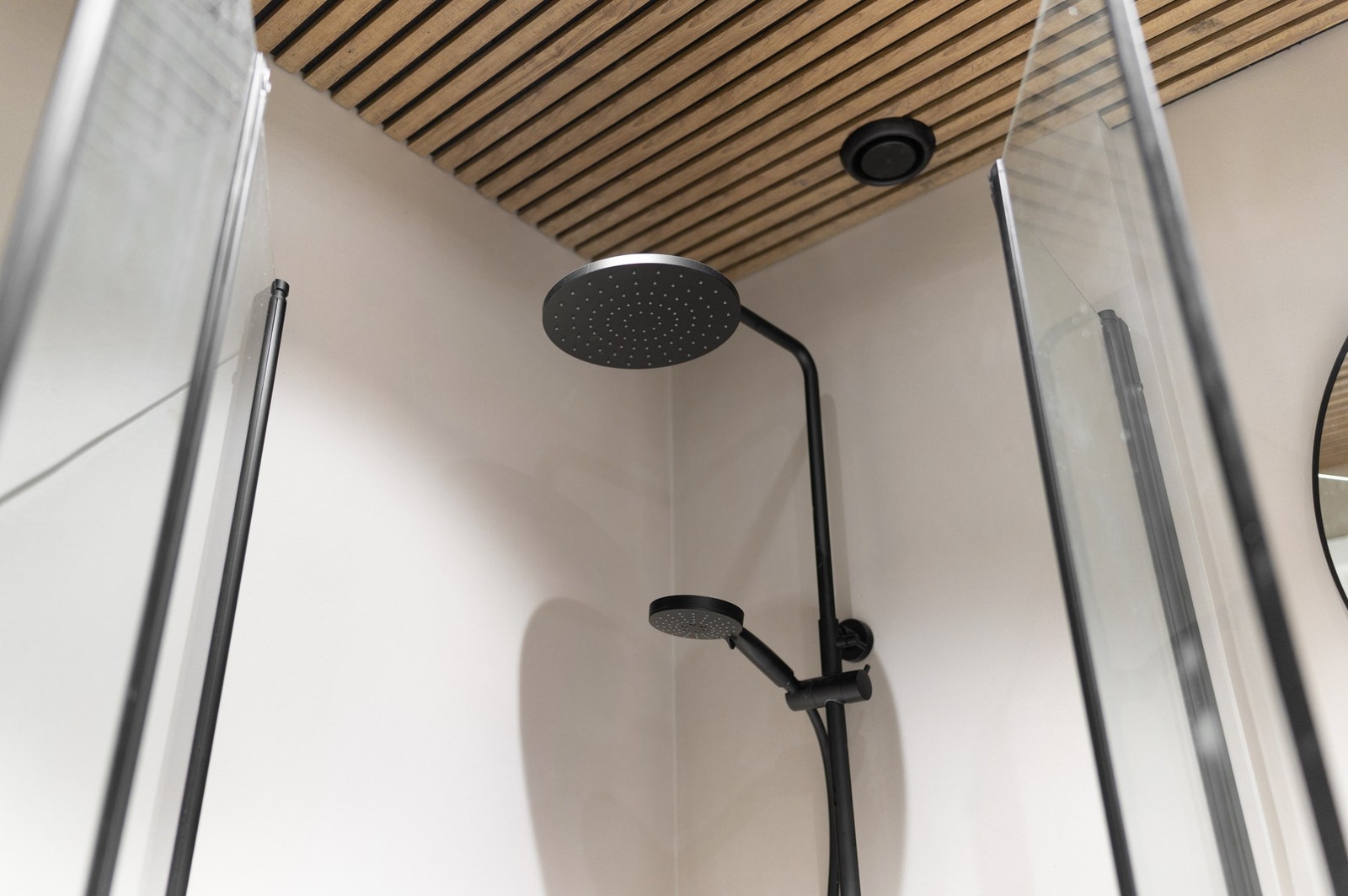 Flotte detaljer på badet, bl.a. spiler i tak. Galleribilde