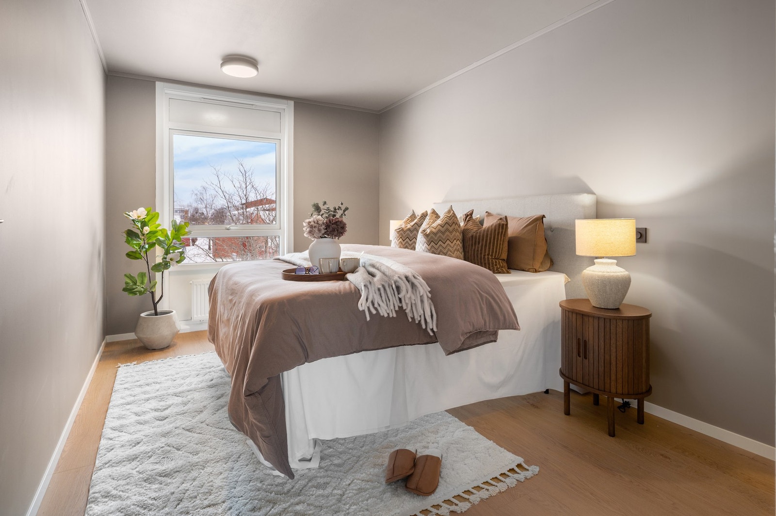 Leilighetens største soverom er på 11,5m². God plass til stor seng og garderobeløsning på soverommet. Galleribilde