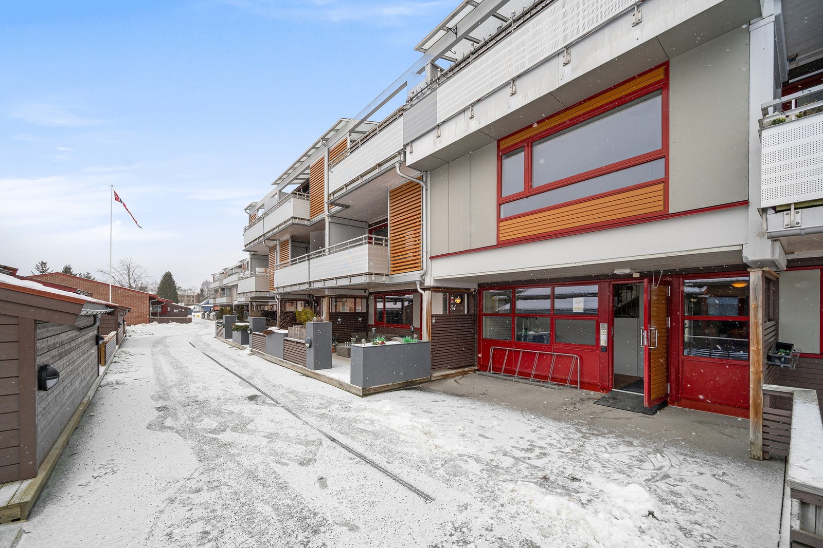 "ALT" er inkludert i de månedlige felleskostnadene. (Varmtvann, fjernvarme, kabel-tv/internett, kommunale avgifter m.m.) Galleribilde