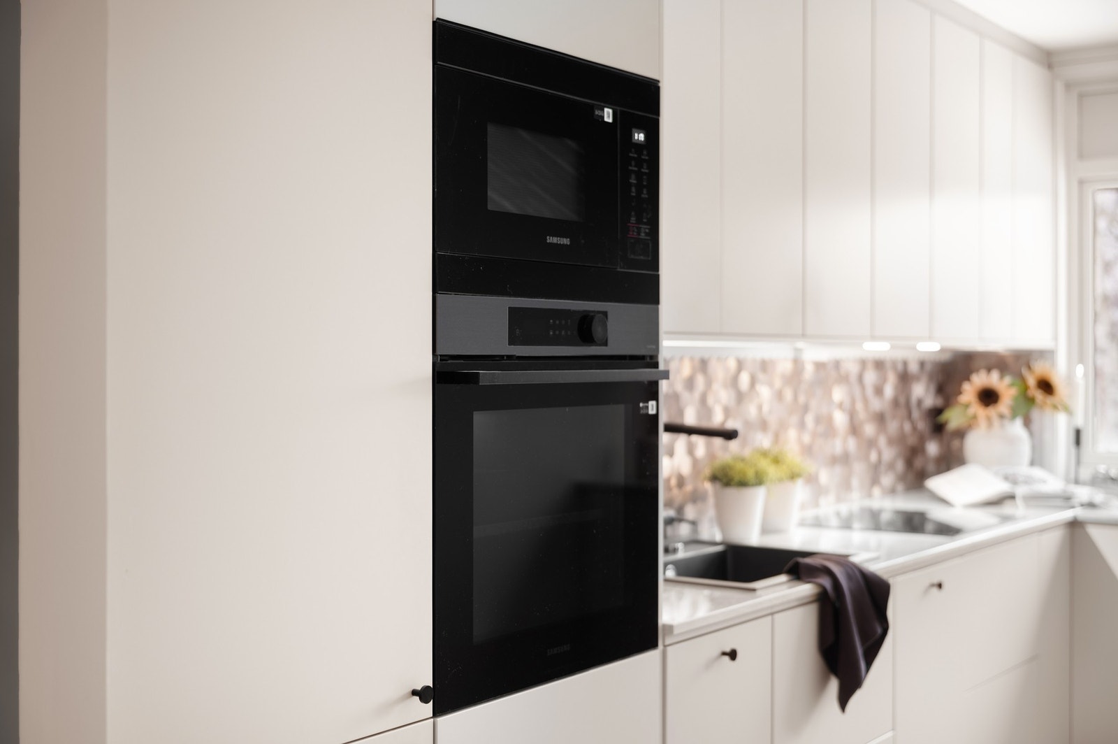 Integrerte hvitevarer som platetopp, stekeovn, mikrobølgeovn, kjøl/fryseskap og oppvaskmaskin. Galleribilde