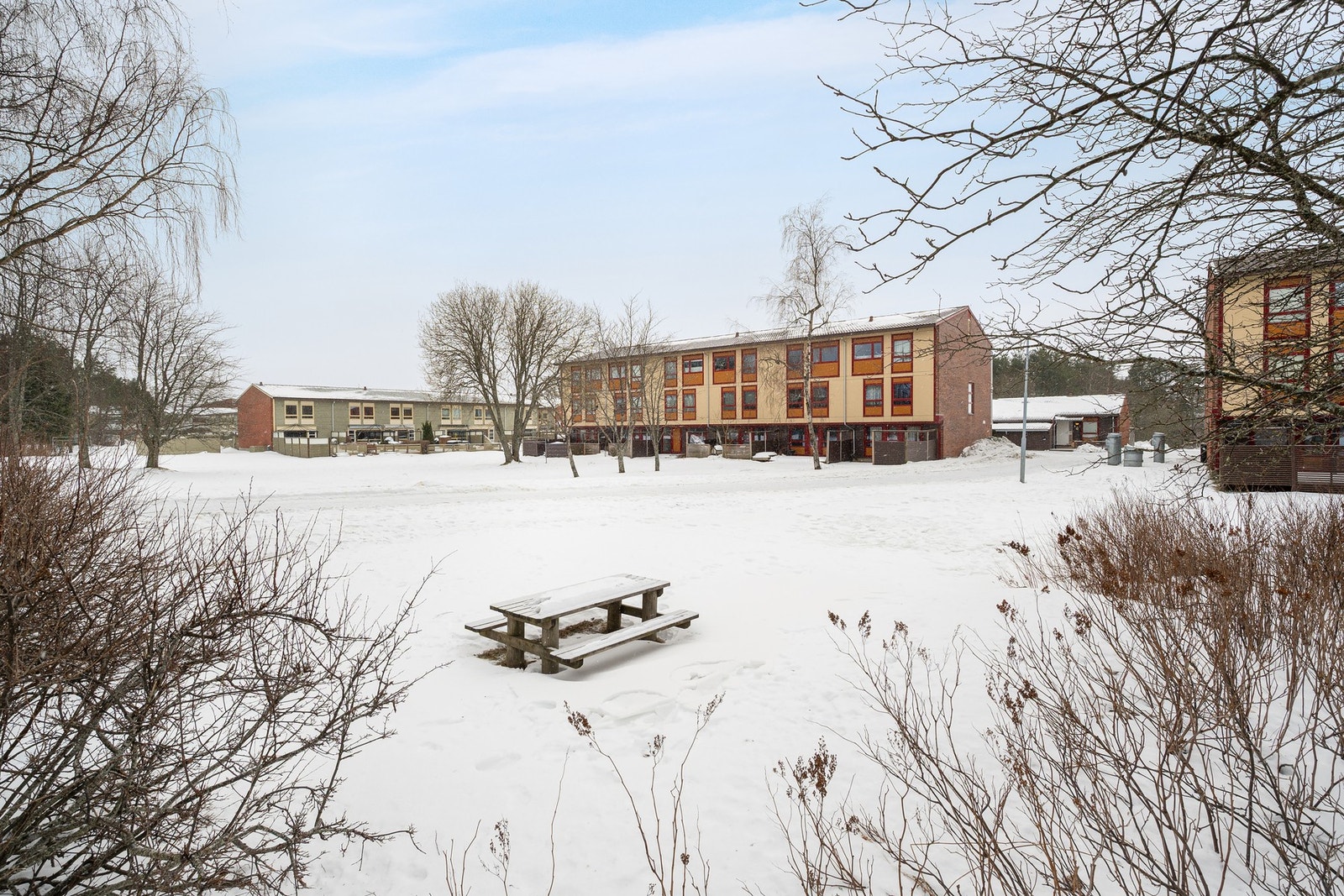Gangavstand til skole, barnehage, dagligvarebutikk og bussholdeplass. Galleribilde