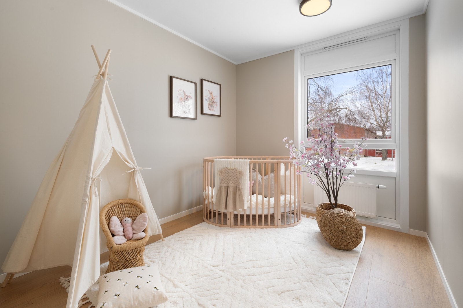 Soverommet er fleksibelt utformet og egner seg perfekt som barnerom, gjesterom eller et praktisk hjemmekontor - avhengig av familiens behov. Galleribilde