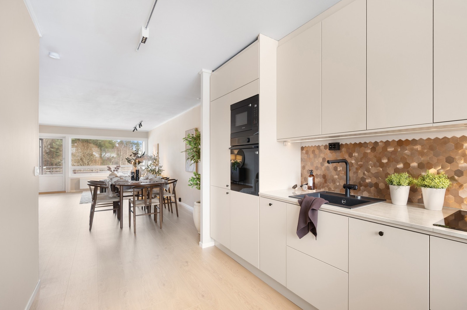 Pent og moderne kjøkken fra 2024 med integrerte hvitevarer. Galleribilde