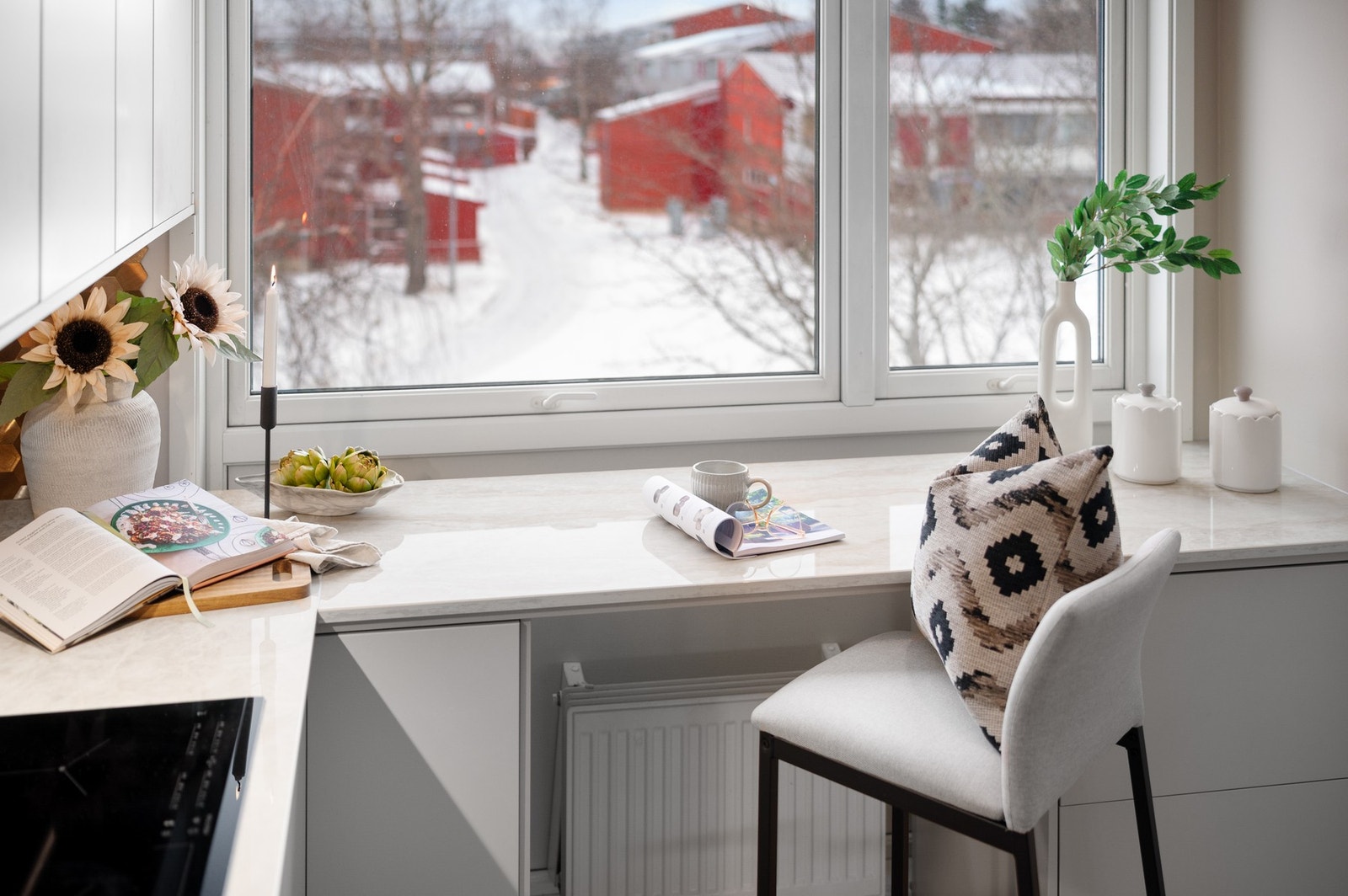 Kjøkkeninnredning med plane fronter og kompositt benkeplater. Godt med skap- og benkeplass på kjøkkenet. Galleribilde