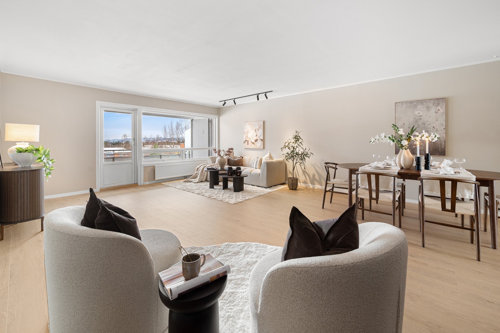 Romslig stue på 42,6m² med gode møbleringsmuligheter. Galleribilde