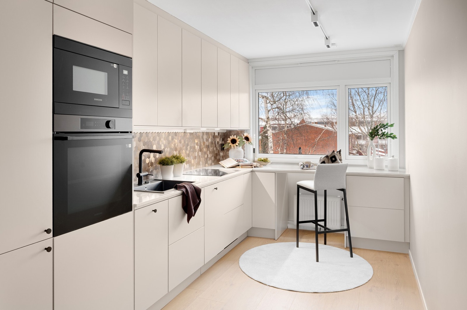 Integrerte hvitevarer som platetopp, stekeovn, mikrobølgeovn, kjøl/fryseskap og oppvaskmaskin. Galleribilde