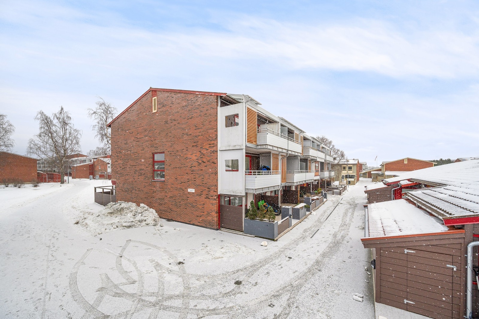 Parkering på utvendig oppstillingsplass, muligheter for el-billader. Muligheter for å søke om parkeringsplass i kjeller. Galleribilde