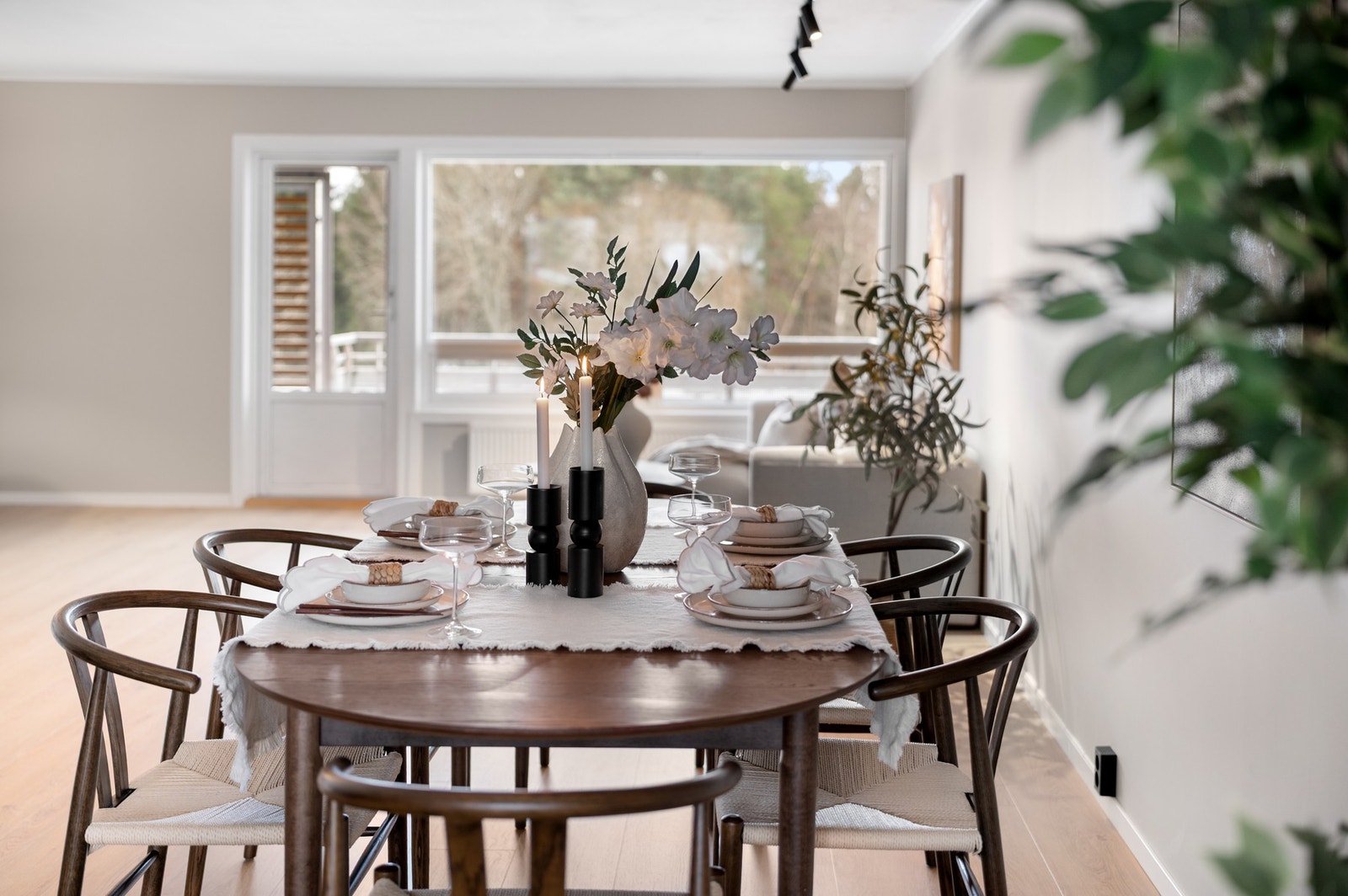 God plass til stor spisegruppe i skille mellom stue og kjøkken. Her kan en nyte fine sammenkomster med familie og venner. Galleribilde