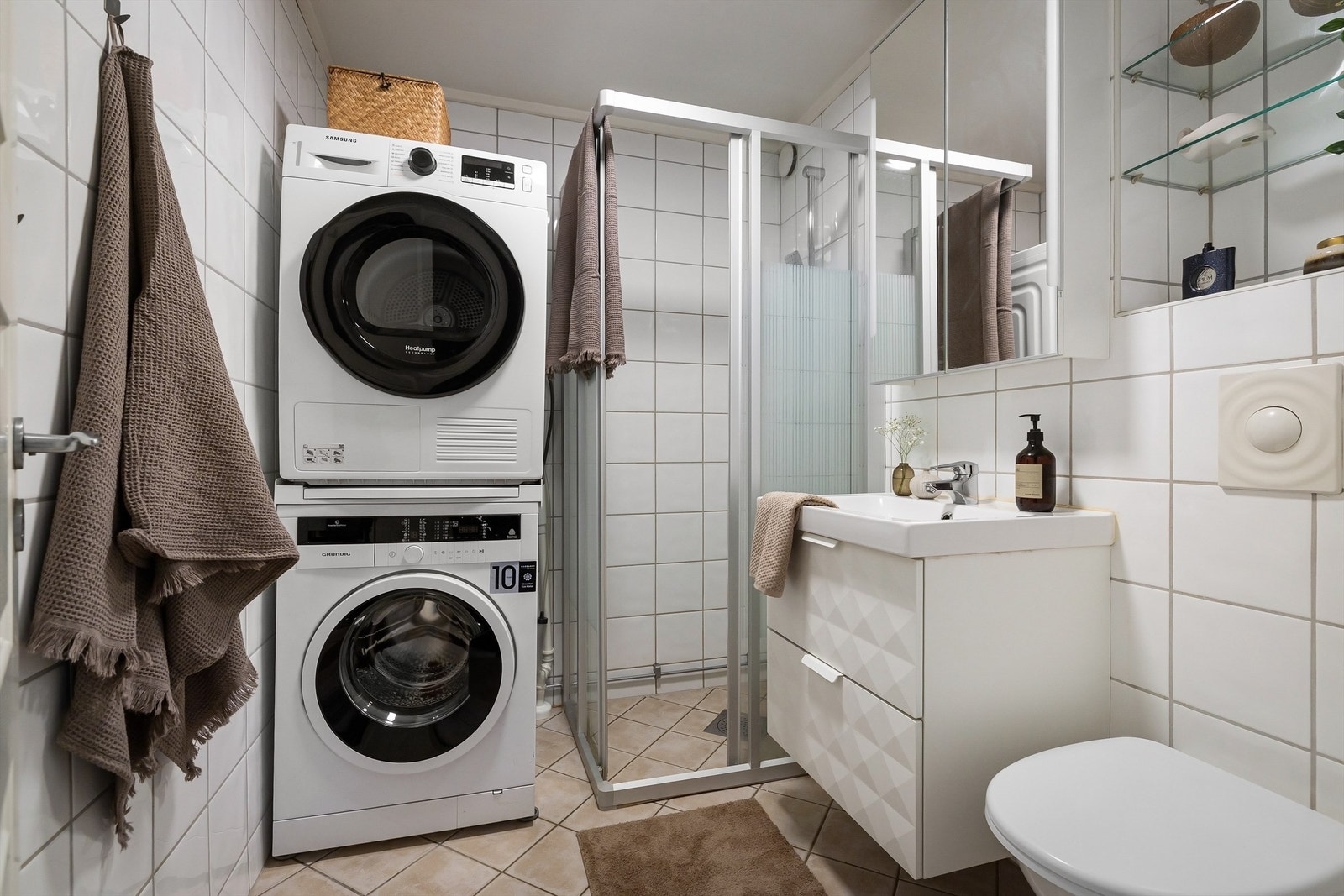 Delikat flislagt bad med gulvvarme, som ble pusset opp i regi av borettslaget i 2005/06. Galleribilde