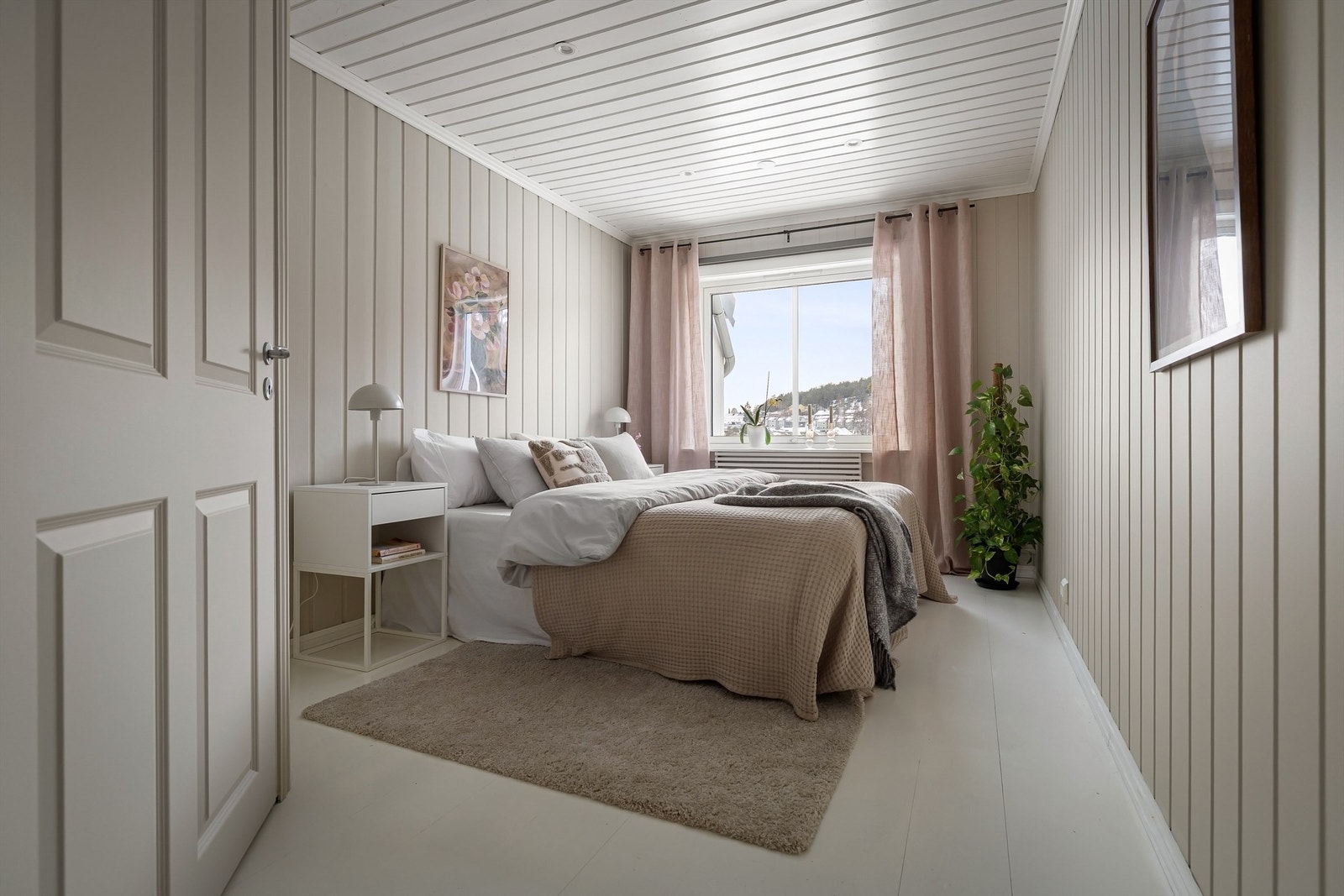 Romslig hovedsoverom med god plass til dobbeltseng med tilhørende nattbord. Galleribilde