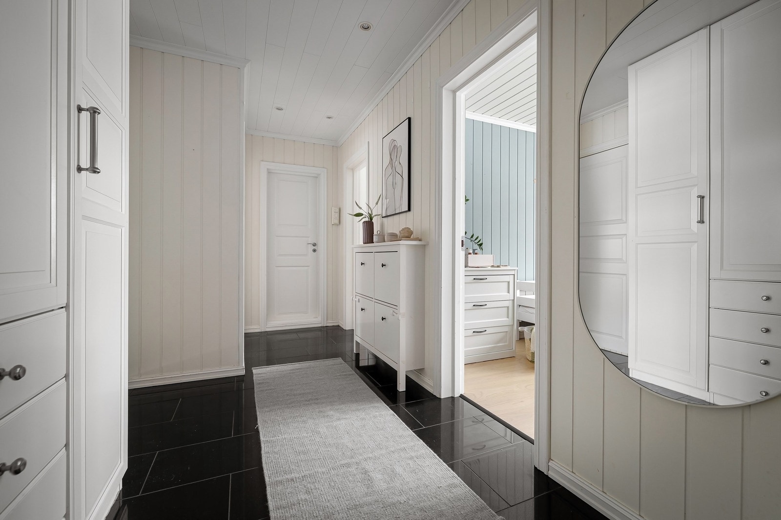 Innbydende, romslig og praktisk entré, med god plass for på- og avkledning i en hektisk hverdag. Galleribilde