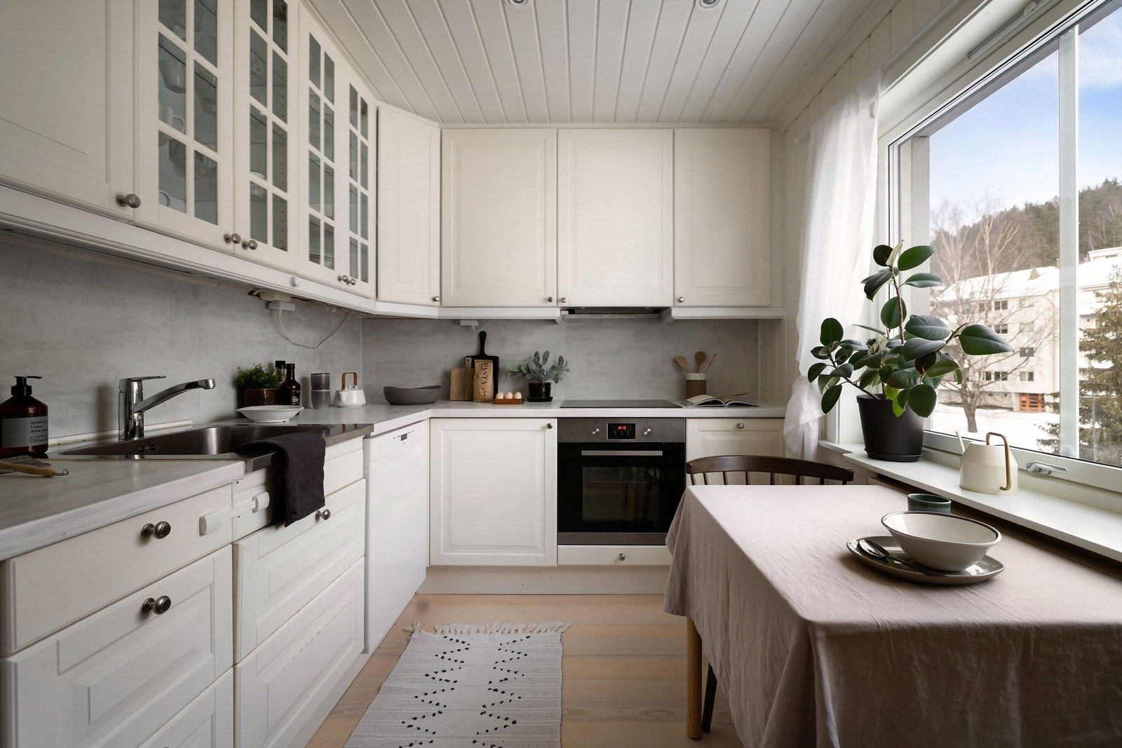 Boligen har et lyst og pent separat kjøkken, med plass til kjøkkenbord under vinduet hvor man har hyggelig utsikt utover borettslaget. Galleribilde