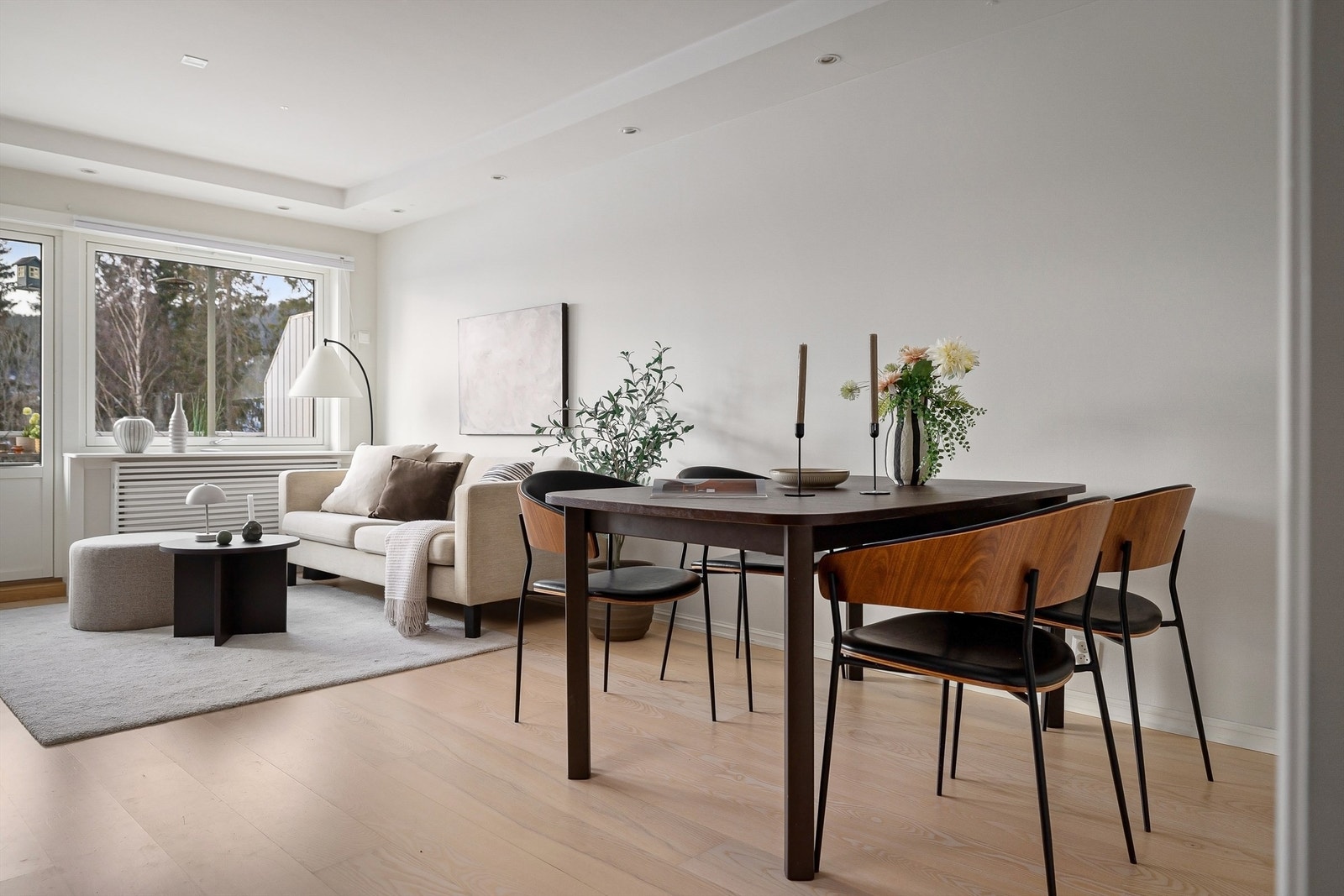 Rommet er videre oppgradert med downlights som gir en jevn og behagelig belysning, mens den elegante en-stavs parketten tilfører en moderne og tidløs kvalitetsfølelse. Galleribilde