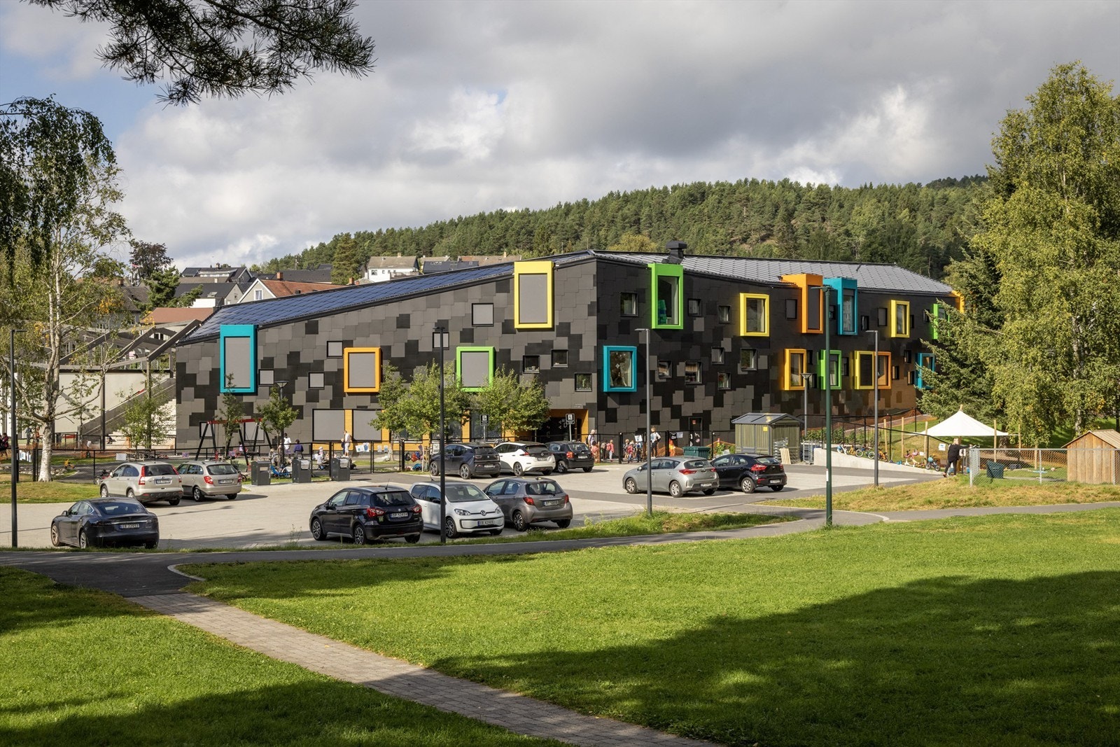 Det er en håndfull barnehager i umiddelbar nærhet til boligen. Her sett ved Kilden barnehage. Gangavstand også til barneskolen, som er Tonsenhagen skole. Galleribilde