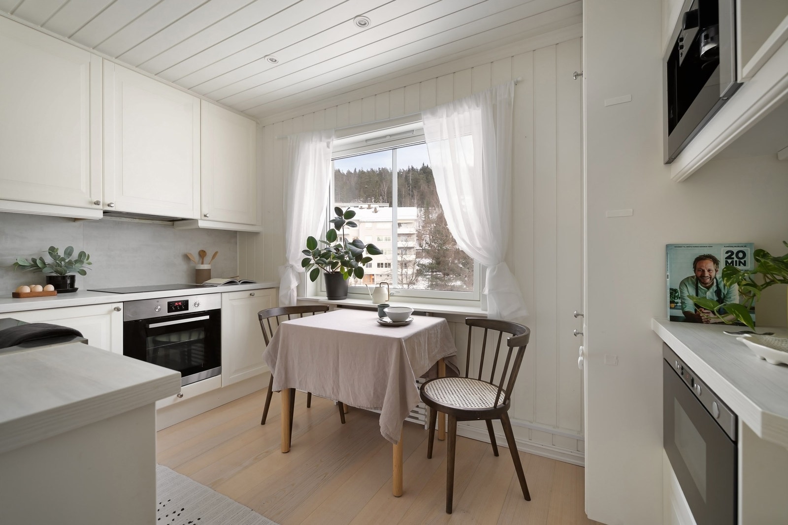 Hvitevarene medfølger og består av ventilator, innebygget oppvaskmaskin, mikrobølgeovn, stekeovn, platetopp, komfyr og kaffemaskin, samt kjøleskap med frysedel. Galleribilde