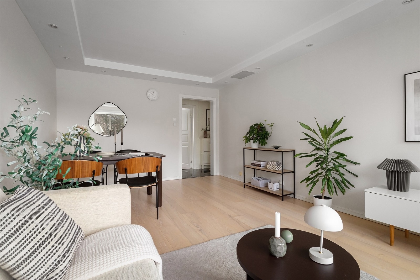 Felleskostnadene er på 6 251,- og inkluderer blant annet fyring, v. vann, tv og nett. Galleribilde