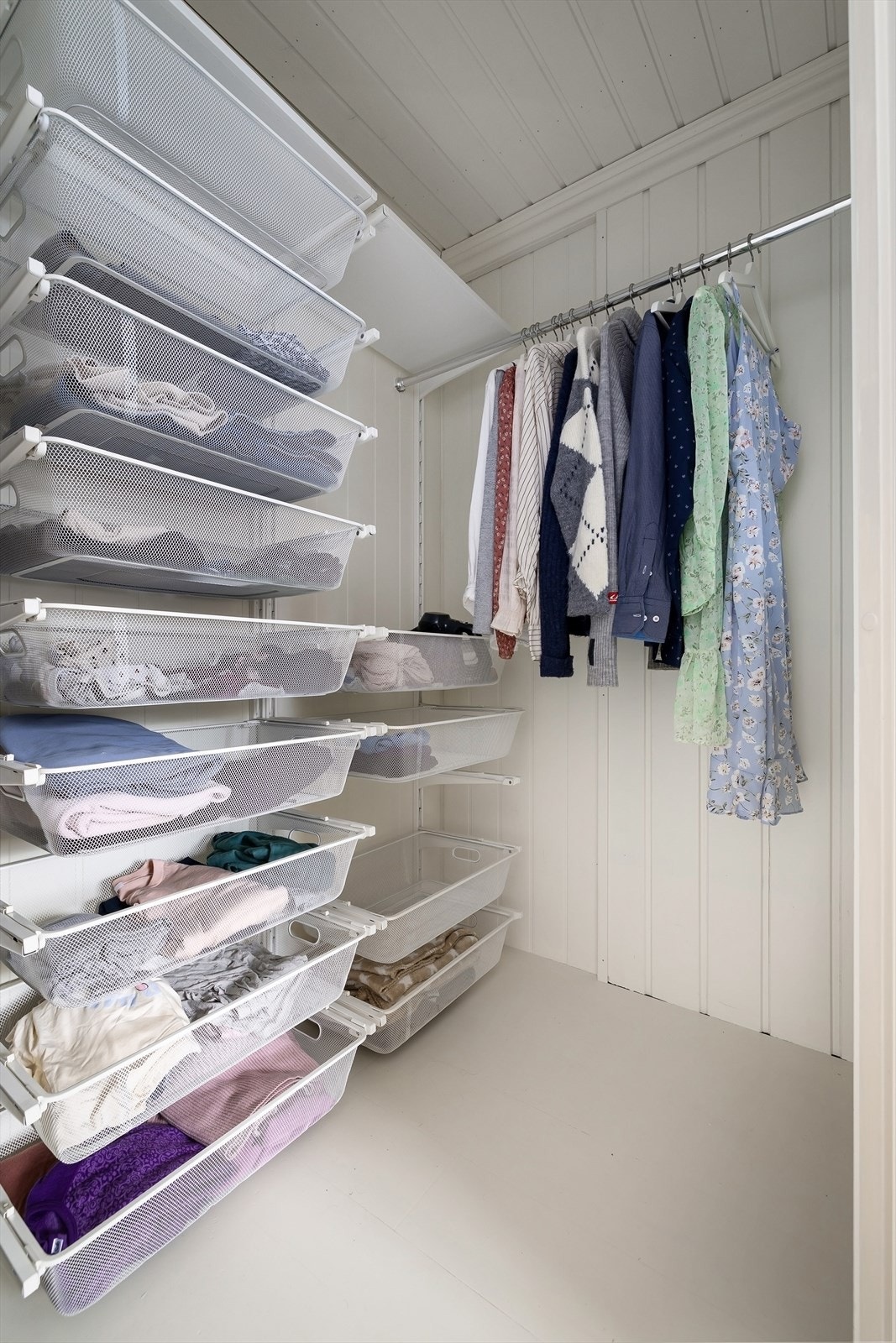 Det er etablert et praktisk omkledningsrom på soverommet, som gir gode gode oppbevaringsmuligheter. Galleribilde