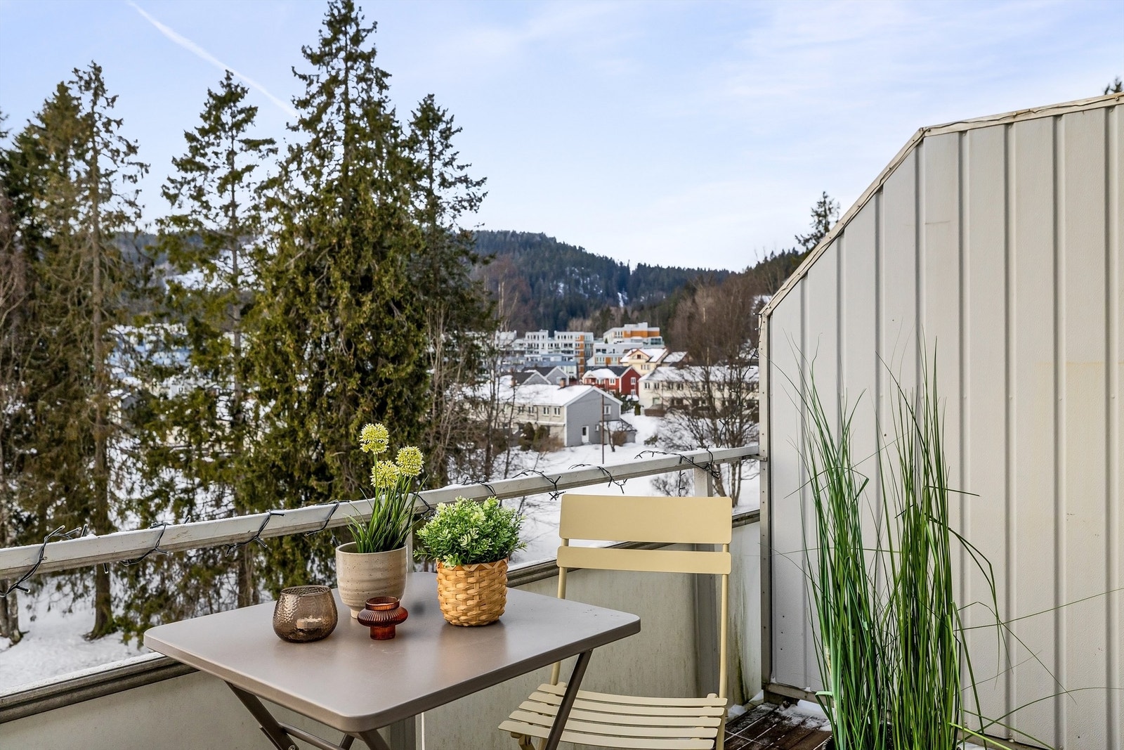 Boligen har en vestvendt balkong med ettermiddags- og kveldssol, samt en hyggelig utsikt utover Tonsenhagen og Grefsenkleiva. Galleribilde