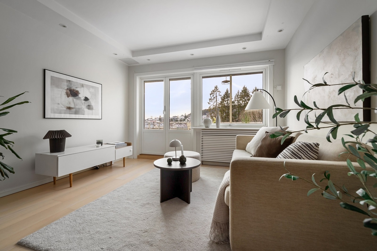 Med beliggenhet i fjerde etasje så oppleves stuen usjenert og skjermet. Galleribilde