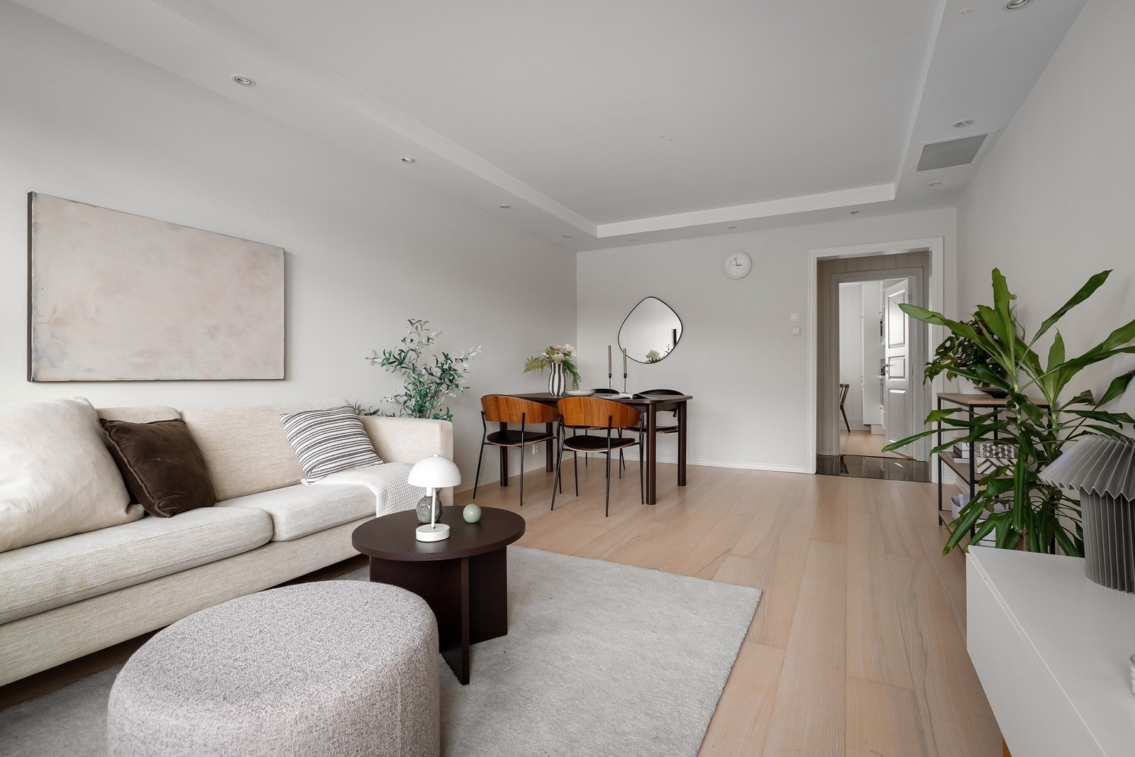 Boligen varmes opp med fjernvarme via radiatorer og elektriske varmekabler på bad. Galleribilde