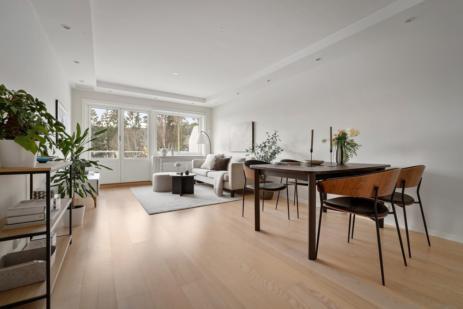 Den gode planløsningen gir rommet en harmonisk flyt og sørger for at det er plass til både sofagrupp og spisebord. Galleribilde