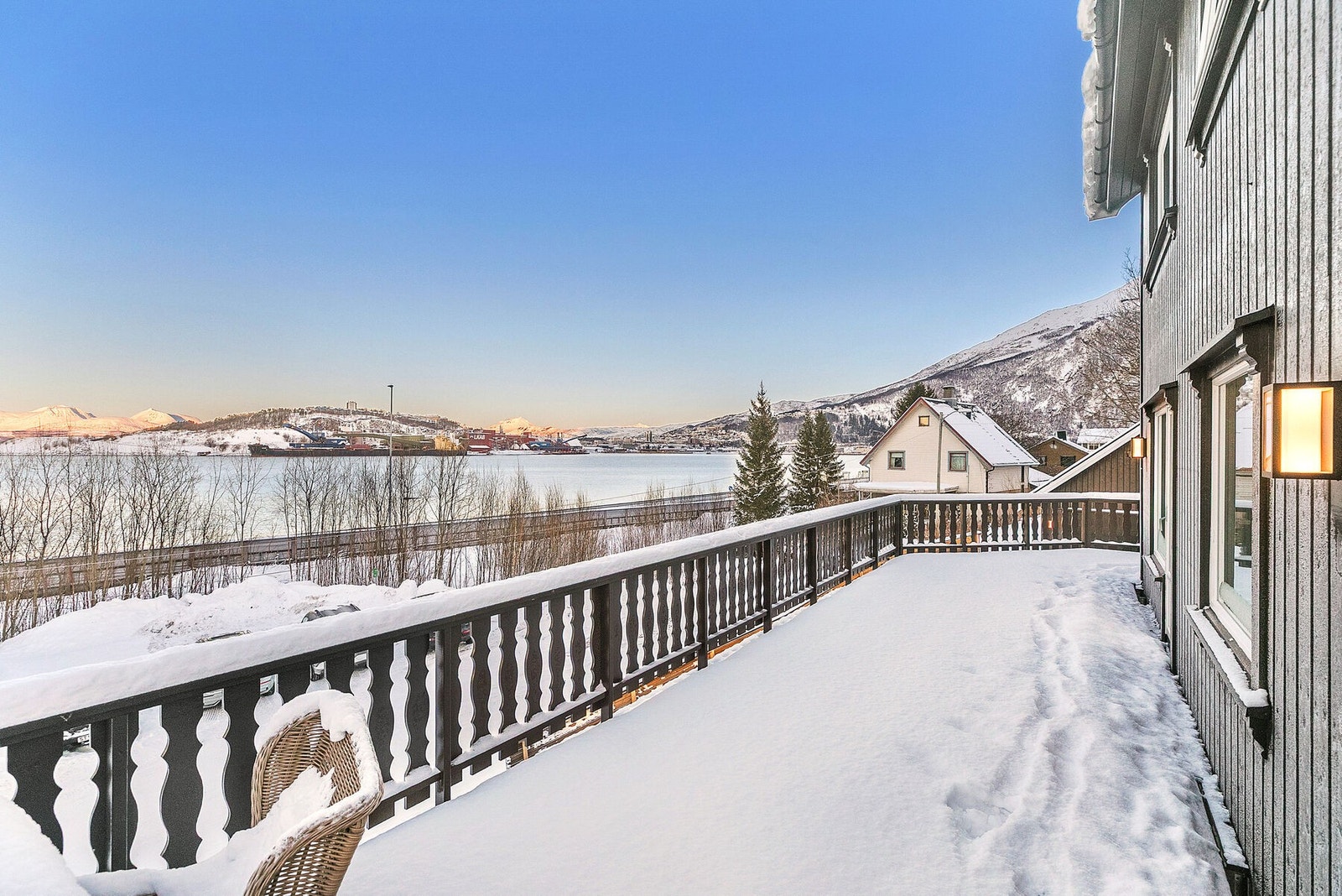 Utsikt mot Narvik havn og Narvik by Galleribilde