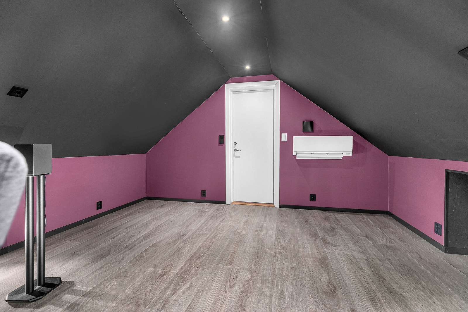 Isolert loft på garasjen. Det er installert varmepumpe Galleribilde